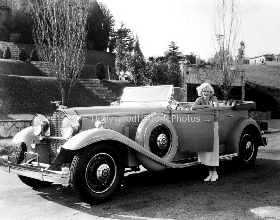 Jean Harlow 1932 With her Packard Model 903.jpg